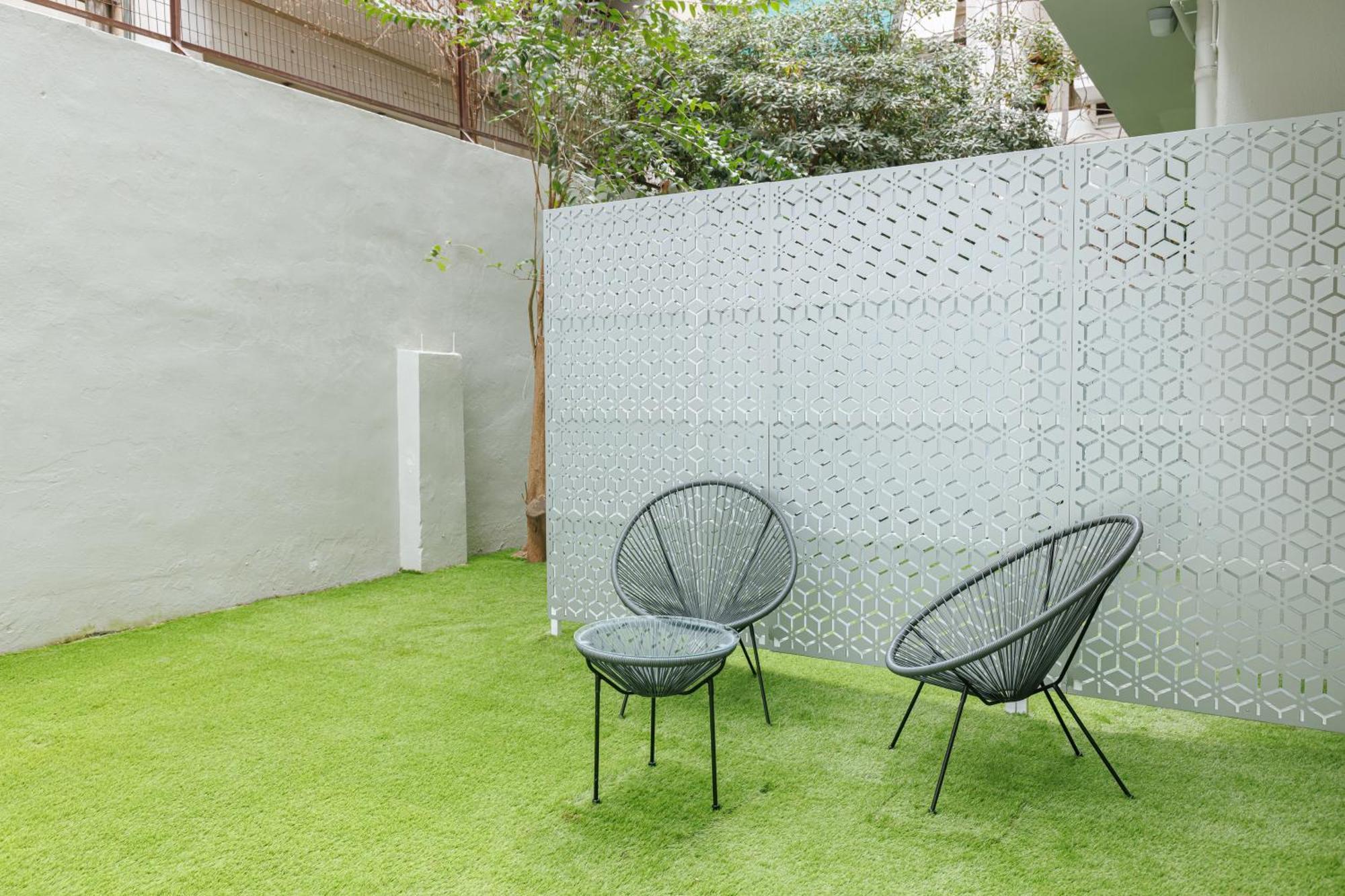 Апартаменты Snug With Pvt Garden Access I *