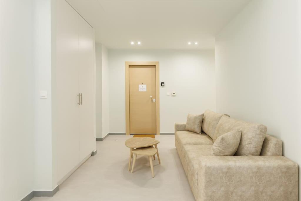 Snug With Pvt Garden Access I Апартаменты Афины